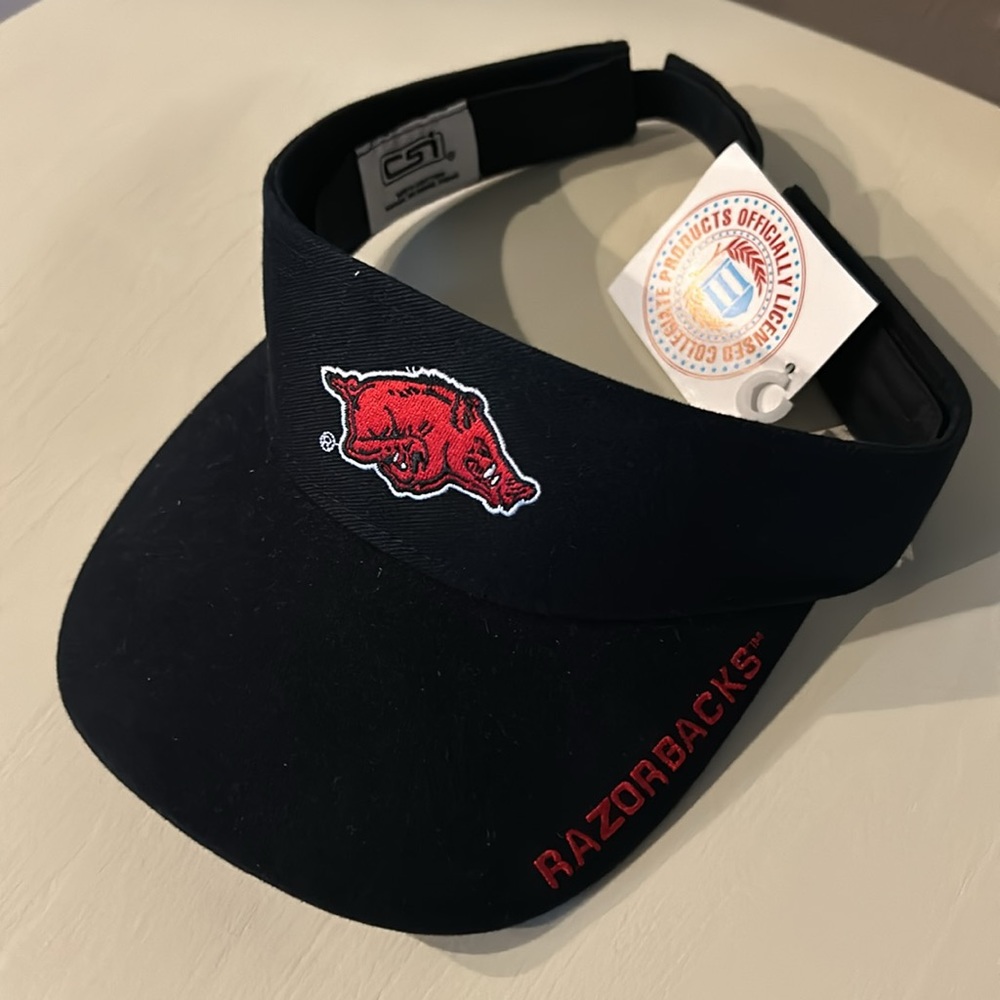 NWT…Arkansas Razorbacks Visor with Slippers for Men Size S (7-8)